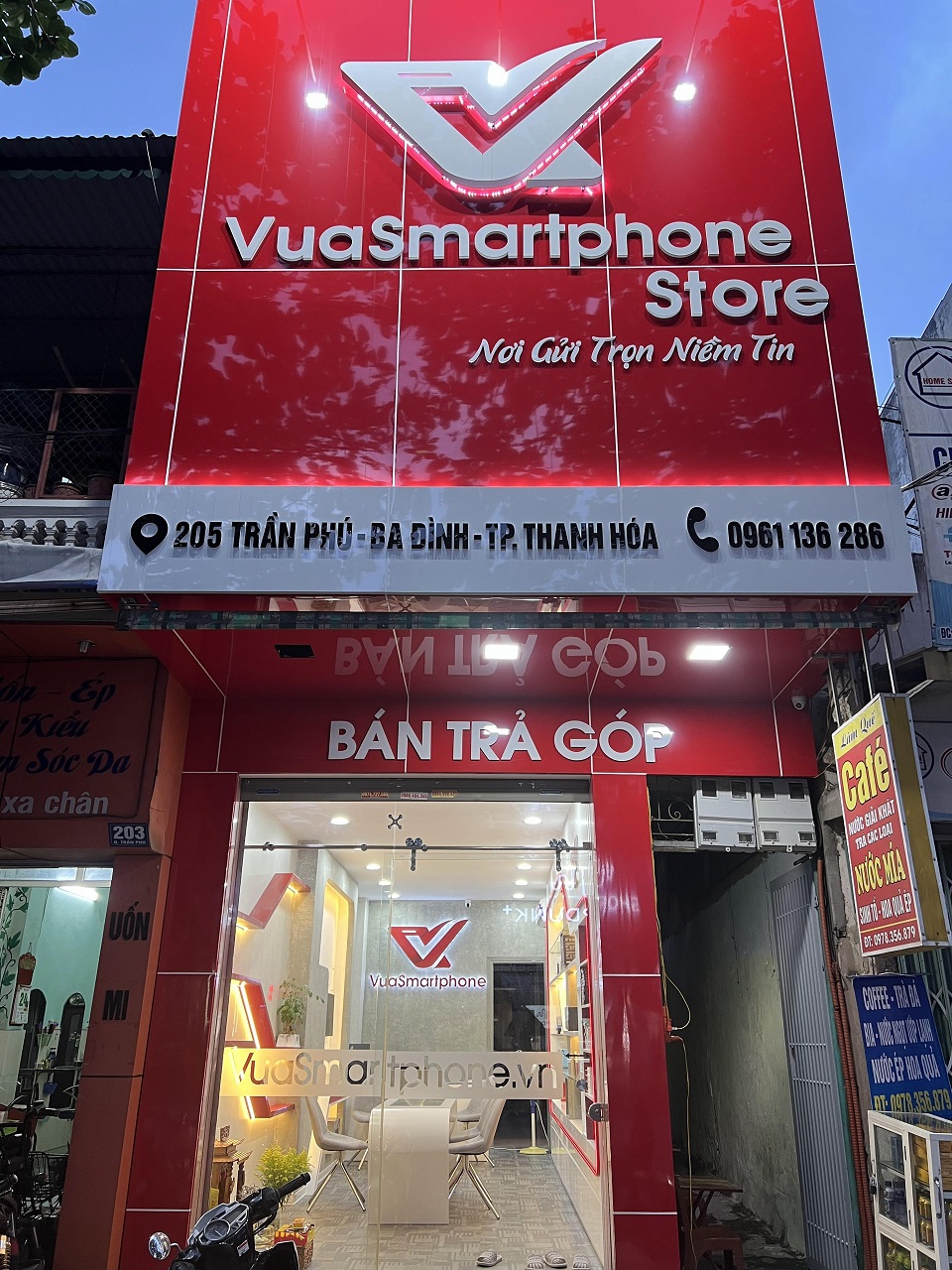 Biển hiệu phải trang tr&iacute; nổi bật, thu h&uacute;t