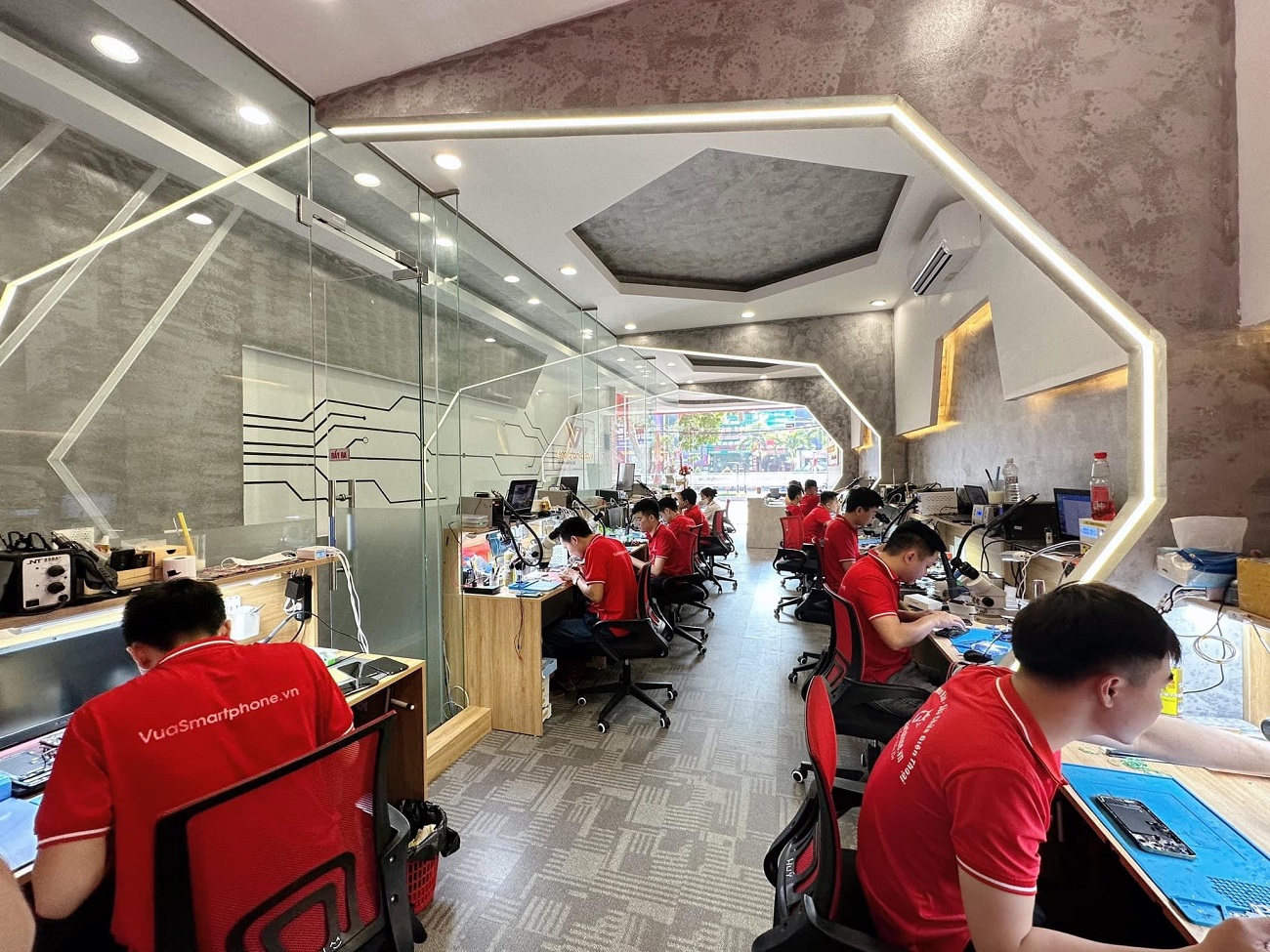 Cửa l&agrave;m bằng chất liệu k&iacute;nh tăng vẻ sang trọng cho cửa h&agrave;ng