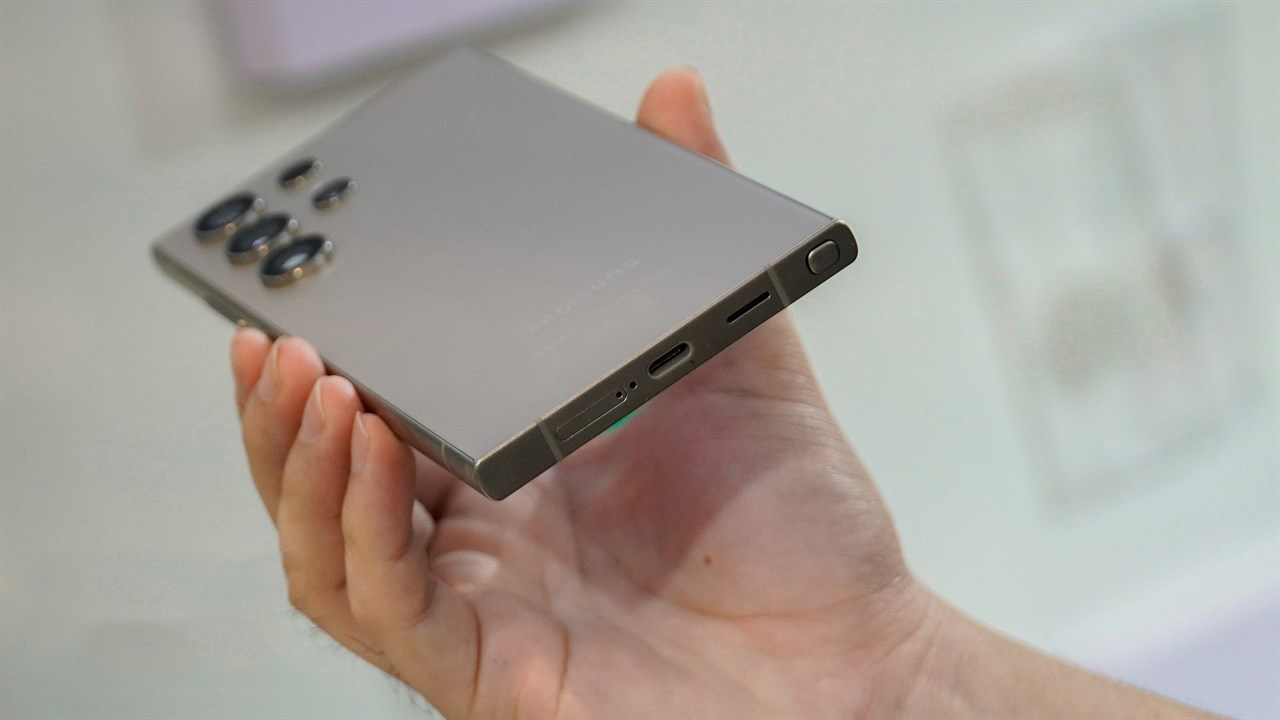 Cạnh đ&aacute;y của m&aacute;y chứa mic, dải loa, khe cắm SIM, cổng cắm b&uacute;t S Pen v&agrave; cổng sạc USB-C.