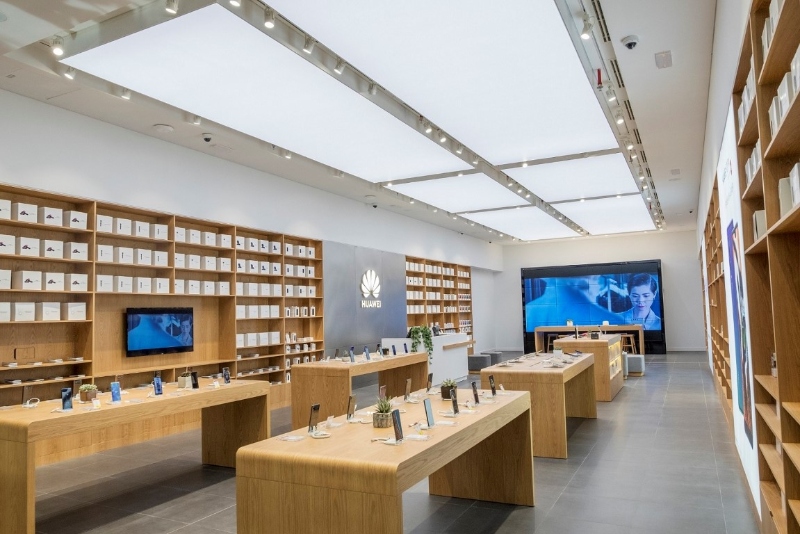 Nội thất showroom điện thoại bằng gỗ được sử dụng phổ biến