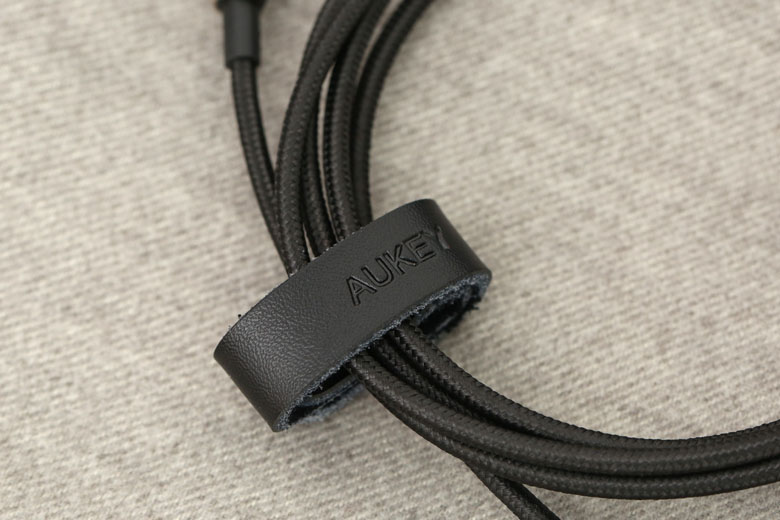 So s&aacute;nh c&aacute;p sạc Anker v&agrave; Aukey về độ bền