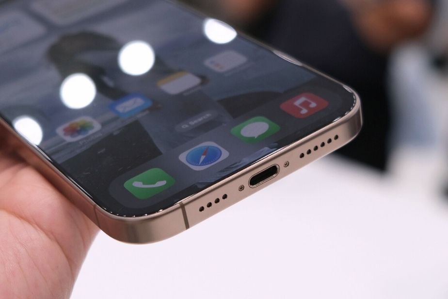 USB-C v&agrave; MagSafe tr&ecirc;n iPhone 16